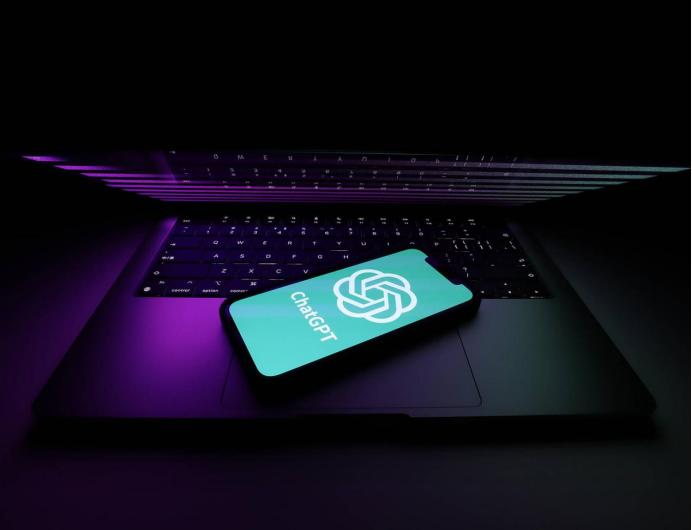 成为苹果，超越苹果 OpenAI迈出大模型时代重要一步